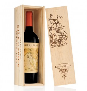 Silk & Spice portugál vörös bor, fa díszdobozban